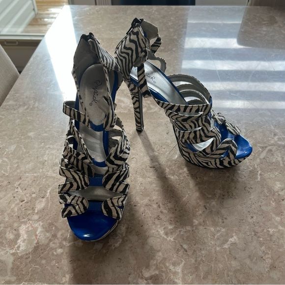 Qupid zebra print 5” heel zipper on back size 8 - Picture 3 of 12